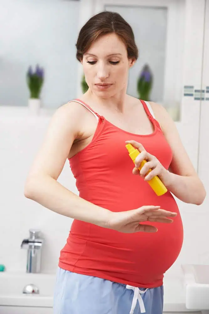 Femme enceinte pulvérisation insectifuge pour se protéger